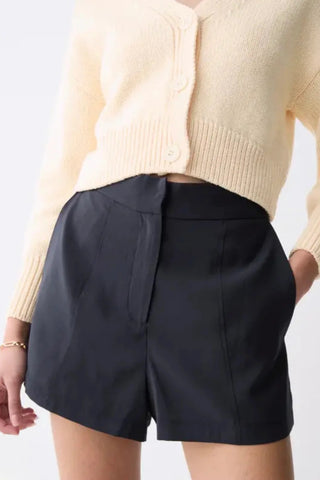 POUSOS SHORTS