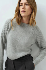 RIBBED SLEEVES AND BUTTONS